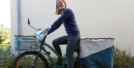 Claire Rousset, fondatrice de Partoutacycle avec son vélo customisé.