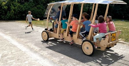 Le Woodybus peut transporter 8 enfants qui, eux-mêmes, pédalent.