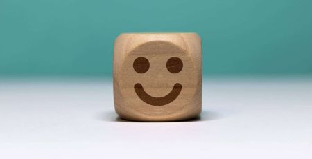 Pictogramme smiley sur cube en bois