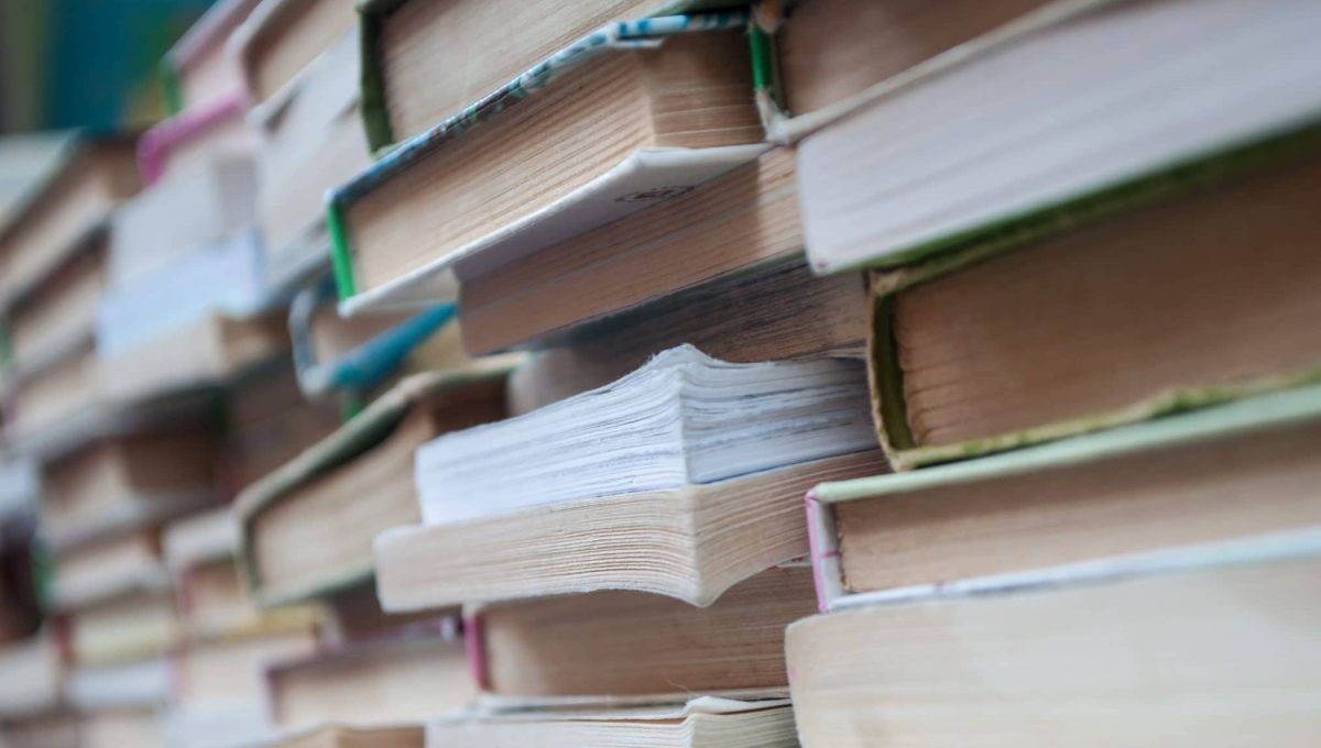 pilles de livres en gros plan chez un brocanteur