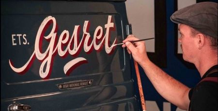 Une personne peint sur l'arrière d'un camion
