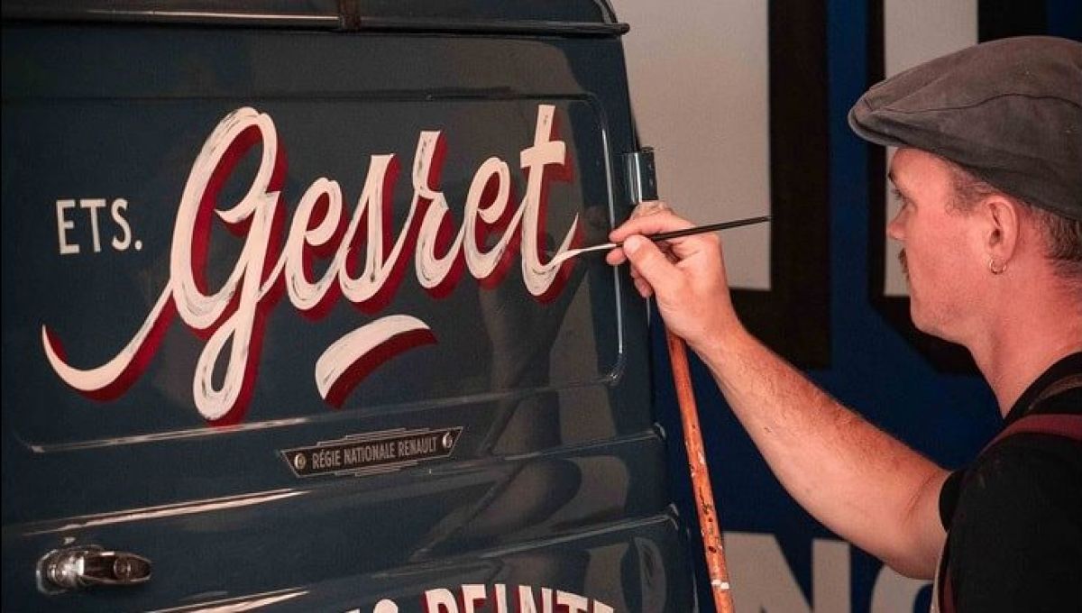 Une personne peint sur l'arrière d'un camion