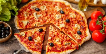 pizza fait maison tomate champignon olive noires et jambon 3