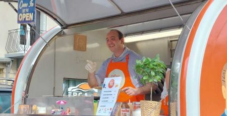 Poitiers : Le père Mathieu a décidé d’ouvrir un food truck solidaire