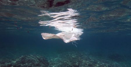 A Martigues, il fabrique des filets de pêche pour attraper le plastique en mer