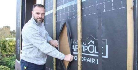 Nicolas Le Dirach montre un pan en carton