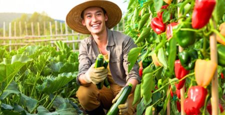 Jardinier dans son potager