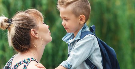 Mère et fils à la sortie de l'école - crédit photo : Oleksandr via Adobe Stock
