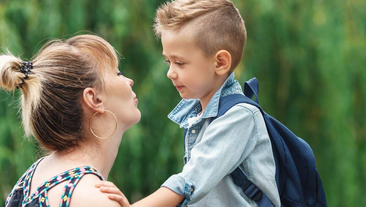 Mère et fils à la sortie de l'école - crédit photo : Oleksandr via Adobe Stock