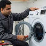 Technicien lave-linge - crédit photo : nahlatun via Adobe Stock