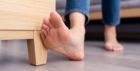 Pieds qui se cognent dans un meuble - source : Dall-E