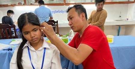 Appareiller les enfants sourds au Cambodge avec l’association ESC