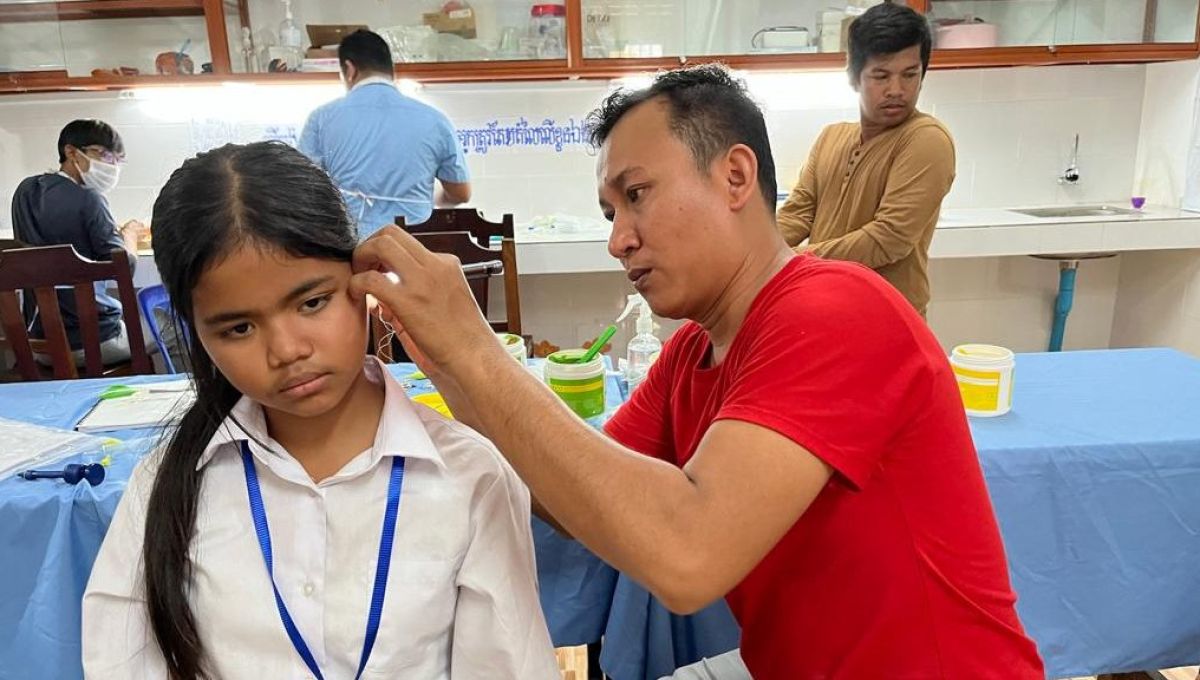 Appareiller les enfants sourds au Cambodge avec l’association ESC