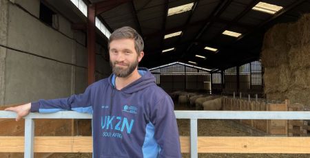 Thibault a changé de vie pour lancer sa ferme de brebis laitières dans les Pyrénées.