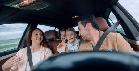 Famille en voiture - crédit photo : ASDF via Adobe Stock