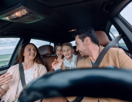 Famille en voiture - crédit photo : ASDF via Adobe Stock