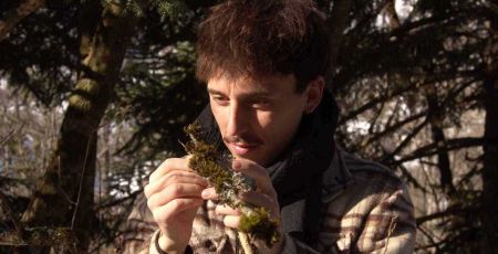 Quentin Travaillé regarde une branche