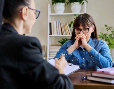 2 femmes dont une stressée - rédit photo : Valerii Honcharuk via Adobe Stock