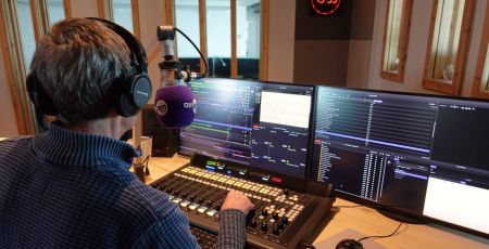 Dans les studios d'AirZen Radio.