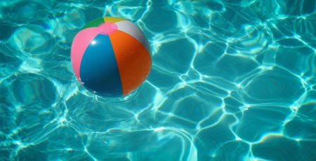 Un ballon multicolore dans une piscine