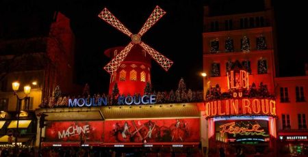 facade de la machine du moulin rouge la nuit