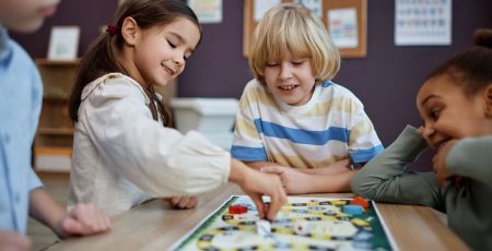 Rendre les jeux de société accessibles aux plus jeunes avec le Cartable Ludique