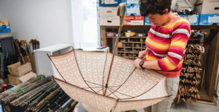 Claire Nizan fondatrice de Réparapluie répare un parapluie