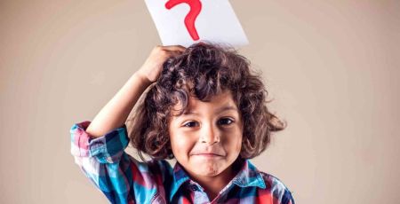 Petit garçon interrogatif