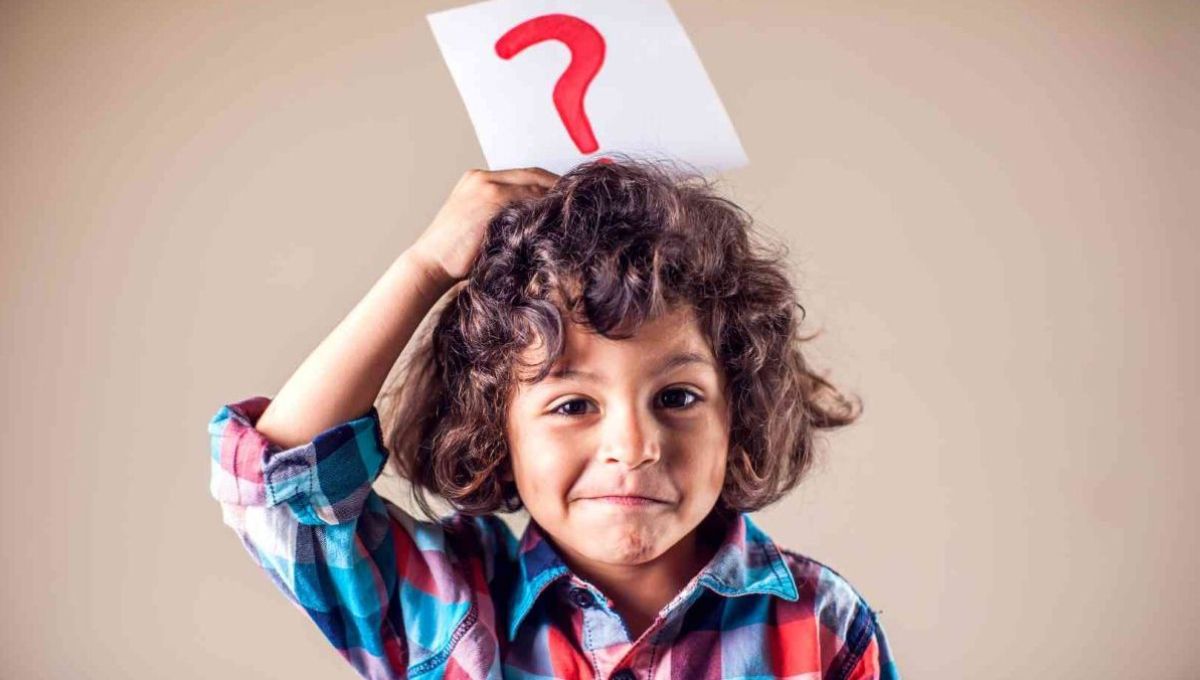 Petit garçon interrogatif