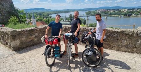 Ils ont rejoint Athènes à vélo pour alerter sur le changement climatique