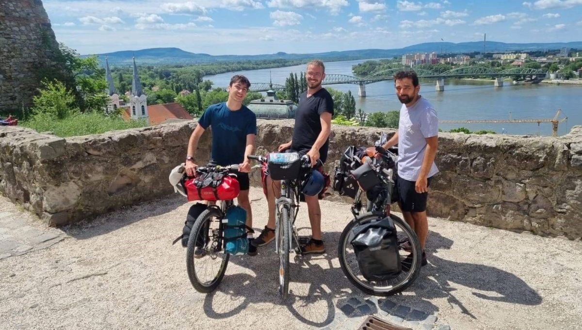 Ils ont rejoint Athènes à vélo pour alerter sur le changement climatique