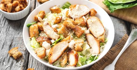 Salade César - crédit photo : Nelea Reazanteva via Adobe Stock