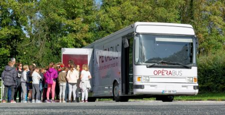 Une file d'attente pour monter dans l'opérabus, un bus aménagé en opéra pour le rendre accessible à tous. Exemple de mobilité culturelle.