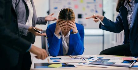 Femme épuisée au bureau - Santé mentale et bien-être au travail