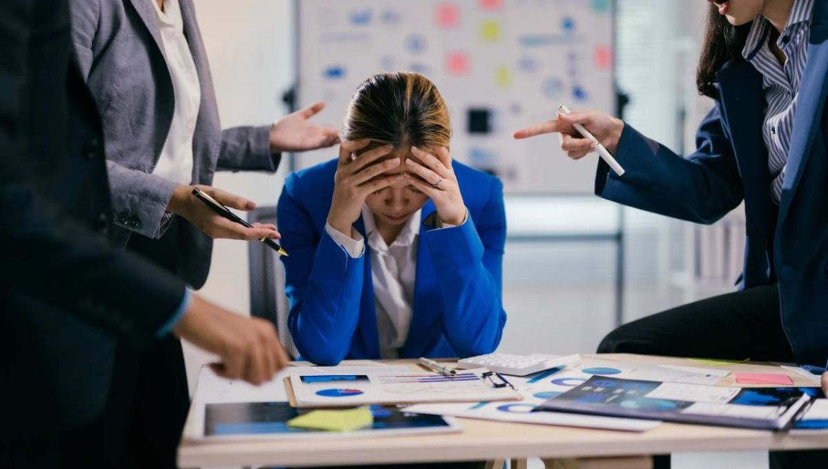 Femme épuisée au bureau - Santé mentale et bien-être au travail