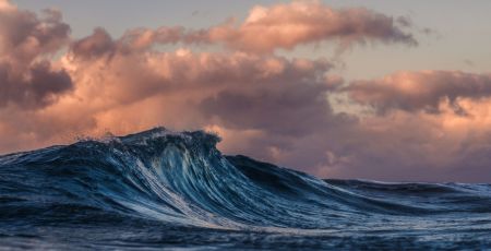 Un bateau qui permet de récupérer l’énergie des vagues