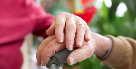 Des étudiants proposent des activités culturelles à des seniors.
