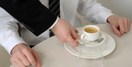 Servir un café à table