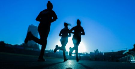 personnes faisant de la courses