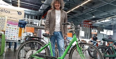 Stéphane Basso, avec un vélo équipé d'une SuperWheel.