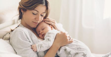 Une jeune maman et son bébé