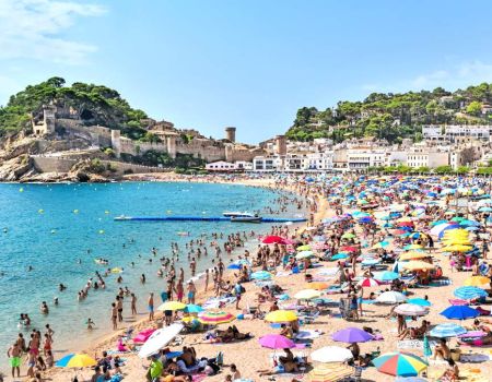 Plage bondée à Tossa del mar