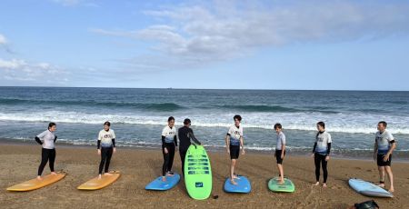 Les élèves de Surf Escapade (Tarnos), apprennent à se mettre debout sur la planche.