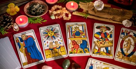 Tarot de Marseille tirage de carte divinatoire en cartomancie