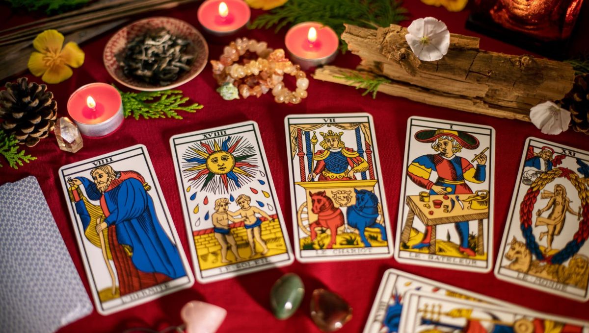 Tarot de Marseille tirage de carte divinatoire en cartomancie
