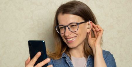 Une femme sourde qui téléphone