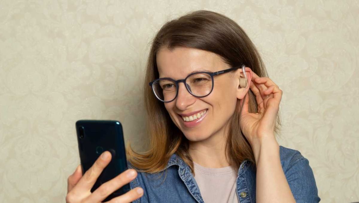 Une femme sourde qui téléphone