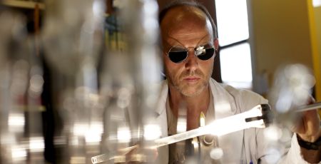 thierry pain souffleur de verre au cnrs travaille une pièce avec lunettes noires sur la tête