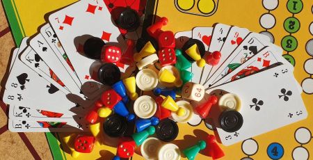 Un plateau avec plusieurs jeux