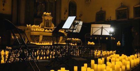centaine de bougies allumées dans une chapelle